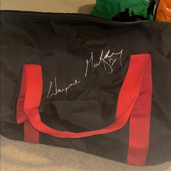 Coca Cola NFL Classic Black and Red Duffel Bag signed by Wayne Gretsky - Picture 2 of 11